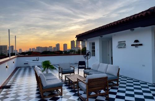 Bagong Lipunan Ng Crame Casa | MIRANAMIN NEST Elegant Home in MiraNila Heritage Compound, Pet Friendly, with Rooftop, Kitchens - Perfect for Reunions, Team Building