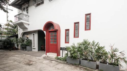 Bagong Lipunan Ng Crame Apartamento | MiraNamin Nest GUMAMELA Suite in Unique Historic Home with View, Pet Friendly with a Fee