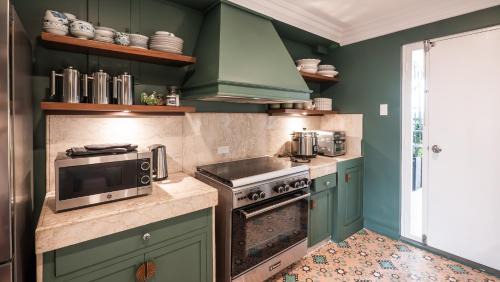 Bagong Lipunan Ng Crame Apartamento | MiraNamin Nest LIRYO Suite in Unique Historic Home - Garden Access, Family Friendly, Shared Kitchen