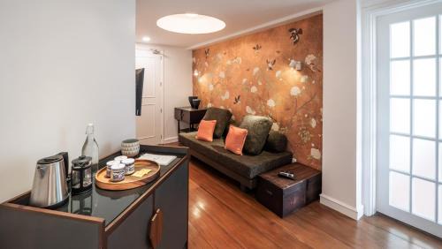 Bagong Lipunan Ng Crame Apartamento | MiraNamin Nest ROSAL Suite in Unique Historic Home - Garden View, Shared Kitchen