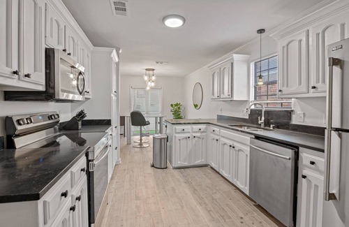 South Baton Rouge Casa | MIRKWOOD- Level Up Your Stay 3/2 House with Arcade in the heart of Baton Rouge