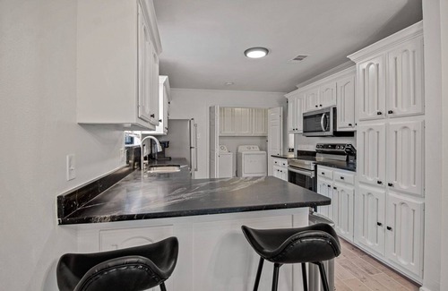 South Baton Rouge Casa | MIRKWOOD- Level Up Your Stay 3/2 House with Arcade in the heart of Baton Rouge