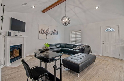 South Baton Rouge Casa | MIRKWOOD- Level Up Your Stay 3/2 House with Arcade in the heart of Baton Rouge
