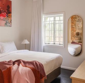 New Farm Apartamento | Miss Midgley's - Principals Office 1 King Bed