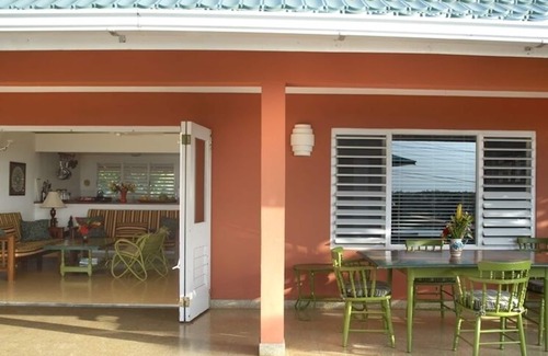 Silver Sands Villa | Miss P's Place Hermosa villa con vista al mar, paseo a la playa, WiFi, personal