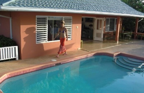 Silver Sands Villa | Miss P's Place Hermosa villa con vista al mar, paseo a la playa, WiFi, personal