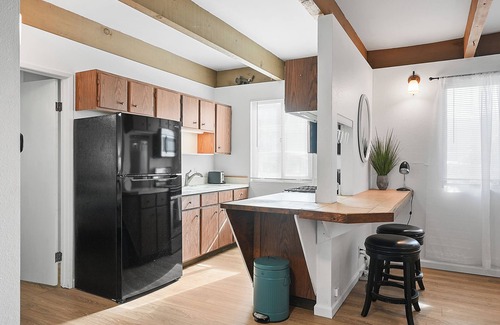 Mission Beach Apartamento | Mission Bay Condo - Steps to Sand, Dining, AC, Parking, Location & Shops!