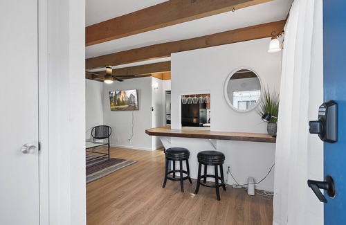 Mission Beach Apartamento | Mission Bay Condo - Steps to Sand, Dining, AC, Parking, Location & Shops!