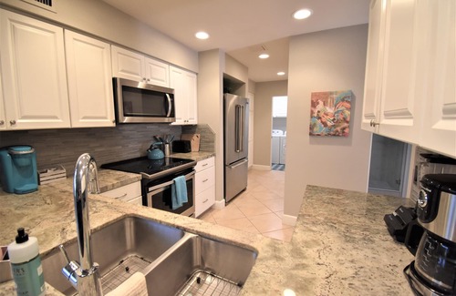 Rancho Mirage Condominio | Hermosa 1640 pies cuadrados remodelada Villa de tenis, 2 maestros + 3er br en 17 verde