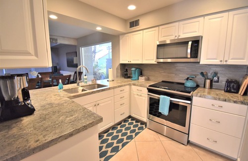 Rancho Mirage Condominio | Hermosa 1640 pies cuadrados remodelada Villa de tenis, 2 maestros + 3er br en 17 verde