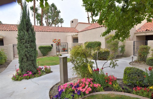 Rancho Mirage Condominio | Hermosa 1640 pies cuadrados remodelada Villa de tenis, 2 maestros + 3er br en 17 verde