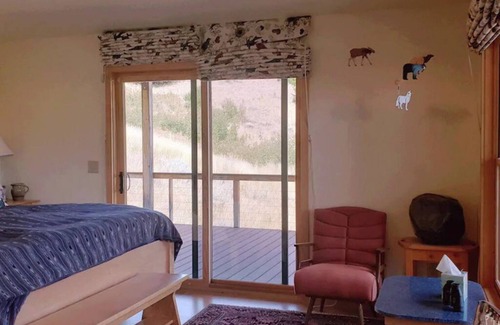 Livingston Cabina | Mission Meadows · Private Mountain Retreat, Wildlife, Serenity