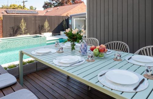 Mornington Casa | Missy's Escape - Luxe Family Entertainer Pool Spa Walk to Beach