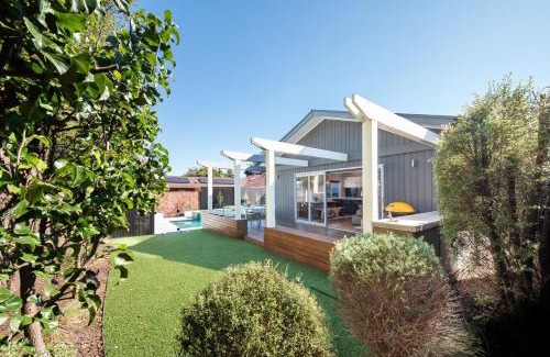 Mornington Casa | Missy's Escape - Luxe Family Entertainer Pool Spa Walk to Beach