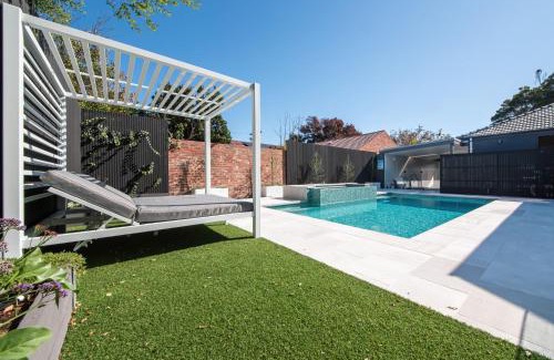 Mornington Casa | Missy's Escape - Luxe Family Entertainer Pool Spa Walk to Beach