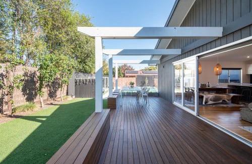 Mornington Casa | Missy's Escape - Luxe Family Entertainer Pool Spa Walk to Beach