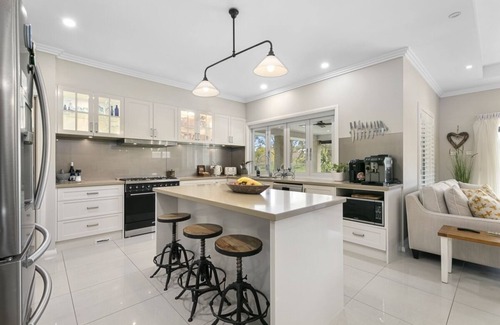 Pokolbin Casa | Mistletoe Lake House - stunning 5–6 bedroom residence set on 7 tranquil acres,