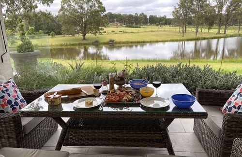 Pokolbin Casa | Mistletoe Lake House - stunning 5–6 bedroom residence set on 7 tranquil acres,