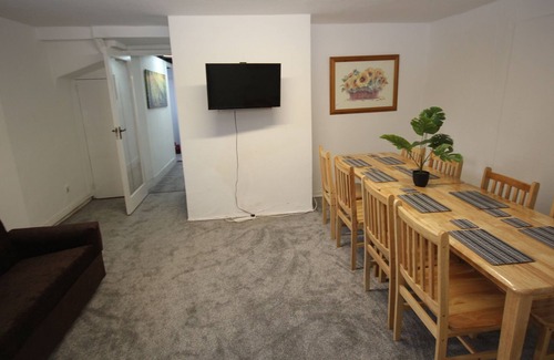 Heston West Cabaña | Misty Blue Cottage Heathrow