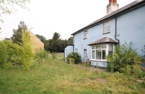 Heston West Cabaña | Misty Blue Cottage Heathrow