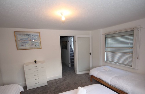 Heston West Cabaña | Misty Blue Cottage Heathrow