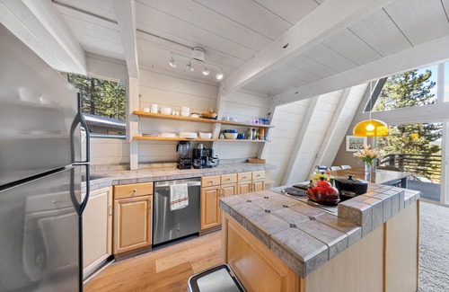 Truckee Casa | Misty Cabin by Tahoe Getaways-2 BR at Tahoe Donner - Ski Lease, Hot Tub