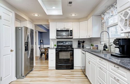 Indianapolis Casa | Misty Lake House - 2,200SF+ 5BR! Pet Friendly! Lake View Backyard w/ Furniture