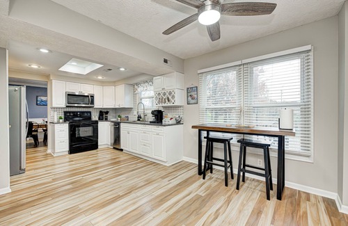 Indianapolis Casa | Misty Lake House - 2,200SF+ 5BR! Pet Friendly! Lake View Backyard w/ Furniture