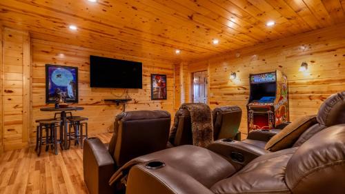 Gatlinburg - Pigeon Forge Casa | Misty Mountain by AvantStay Hot Tub Mountain Views Theater Pool Table