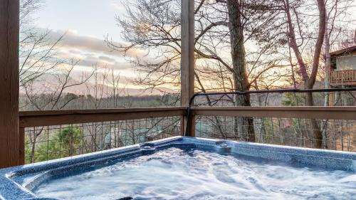 Gatlinburg - Pigeon Forge Casa | Misty Mountain by AvantStay Hot Tub Mountain Views Theater Pool Table