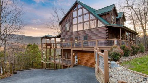 Gatlinburg - Pigeon Forge Casa | Misty Mountain by AvantStay Hot Tub Mountain Views Theater Pool Table