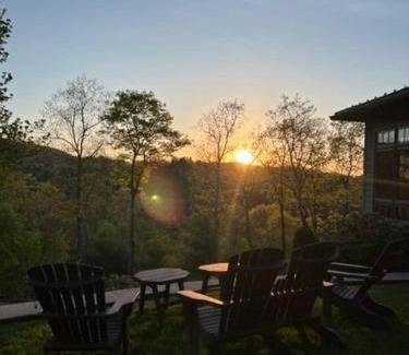 Boone Casa | Misty Mountain Hop