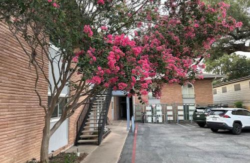 Tarrytown Casa | Mixed Shared Room - CoLiving Condo