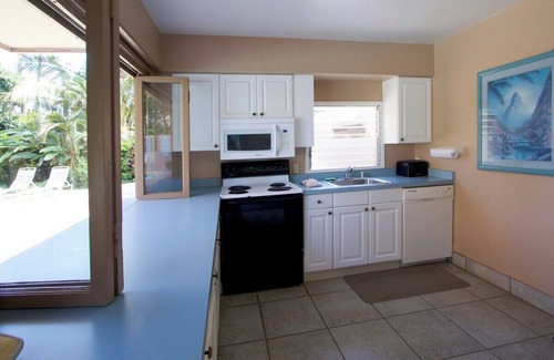 Honokowai Condominio | MK 106 Oceanfront Maui Studio w King Bed & Kitchen