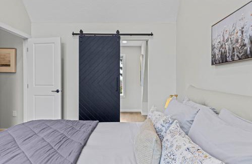 Canmore Casa | ML4- Private Rooftop Hot Tub Oasis- Entire townhouse with MTN View
