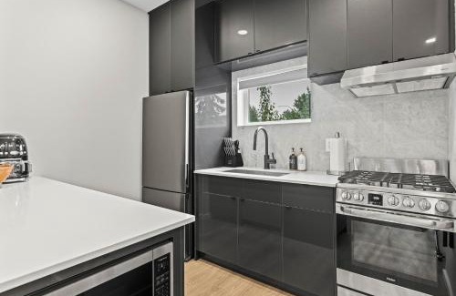 Canmore Casa | ML4- Private Rooftop Hot Tub Oasis- Entire townhouse with MTN View