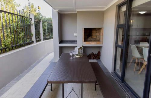 Burgundy Estate Casa | MLMK Property 17