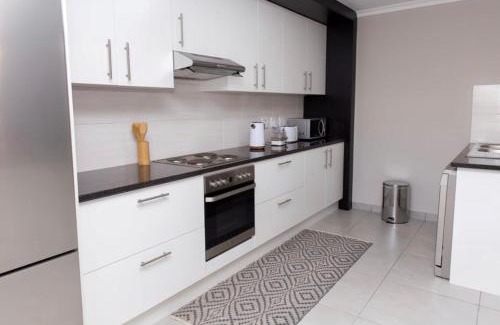 Burgundy Estate Casa | MLMK Property 17