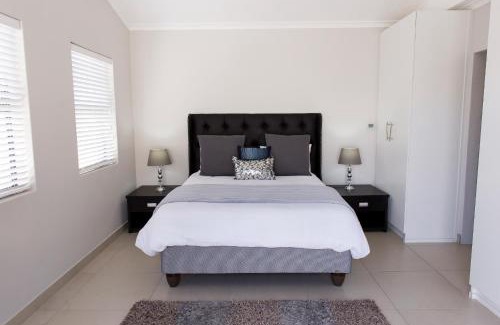 Burgundy Estate Casa | MLMK Property 30