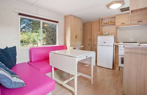 Le Val Casa | Mobile Home 'Kenya' with Shared Pool, Wi-Fi and Air Conditioning