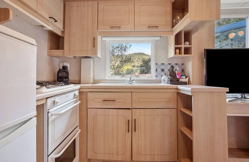 Le Val Casa | Mobile Home 'Kenya' with Shared Pool, Wi-Fi and Air Conditioning