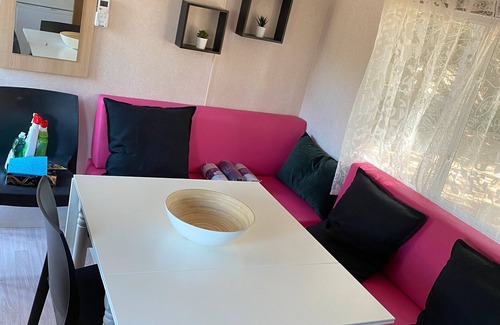 Le Val Casa | Mobile Home 'Kenya' with Shared Pool, Wi-Fi and Air Conditioning