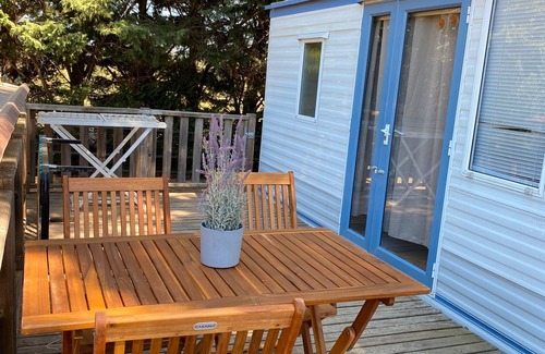 Le Val Casa | Mobile Home 'Kenya' with Shared Pool, Wi-Fi and Air Conditioning