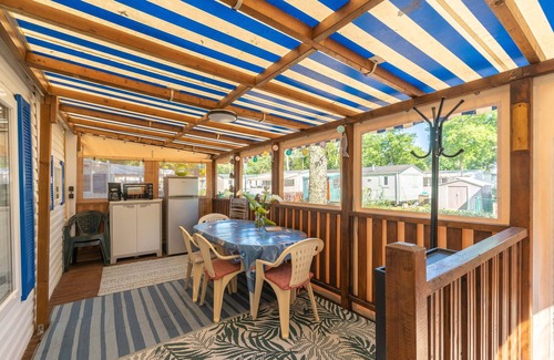 La Tremblade Alquiler De RV | Mobil Home 'Mh 100 La Tremblade' con piscina compartida, terraza y jardín privado