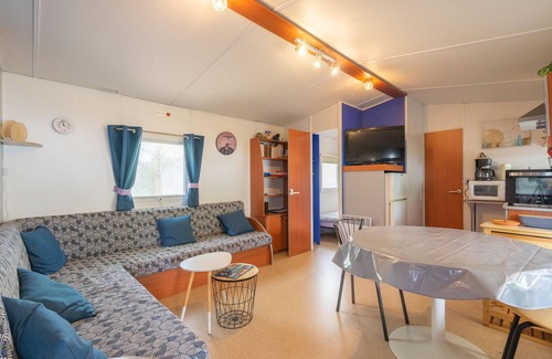 La Tremblade Alquiler De RV | Mobil Home 'Mh 100 La Tremblade' con piscina compartida, terraza y jardín privado