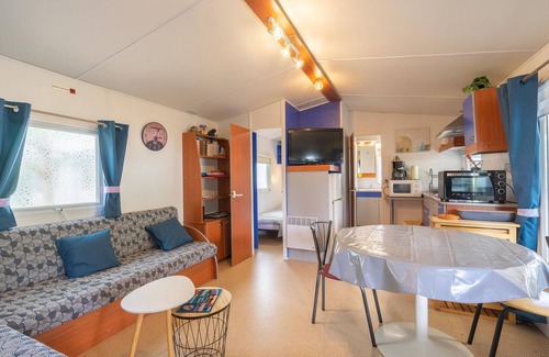 La Tremblade Alquiler De RV | Mobil Home 'Mh 100 La Tremblade' con piscina compartida, terraza y jardín privado