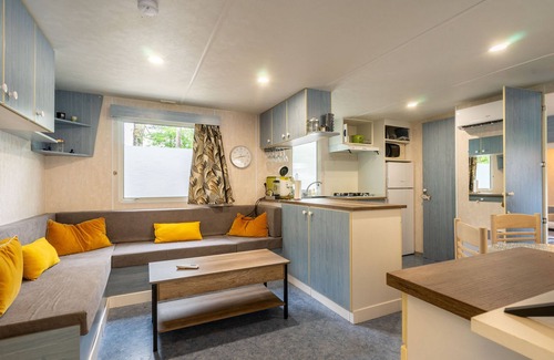 La Tremblade Alquiler De RV | Mobil Home 'Mh75 La Tremblade' con piscina compartida, terraza y aire acondicionado