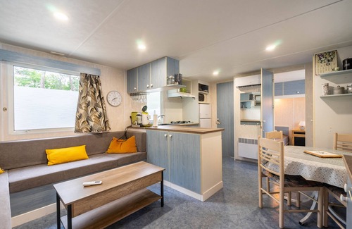 La Tremblade Alquiler De RV | Mobil Home 'Mh75 La Tremblade' con piscina compartida, terraza y aire acondicionado