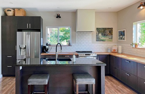 Campbell River Casa | Modern 3Bed Farmhouse with Hot Tub