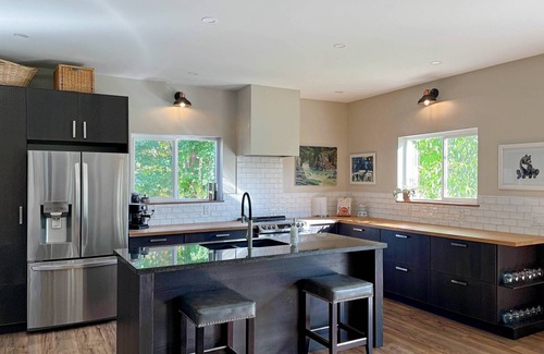 Campbell River Casa | Modern 3Bed Farmhouse with Hot Tub